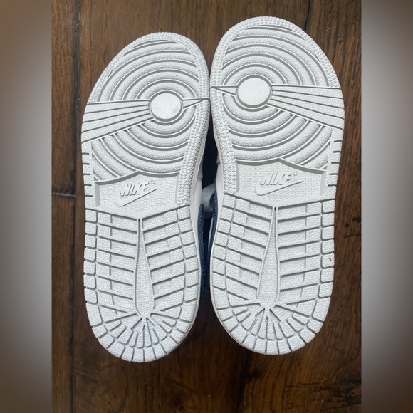 New Nike Air Jordan 1 Mid Wolf Grey Midnight blue Kids Sz 1 Brand New with Box - Picture 11 of 13